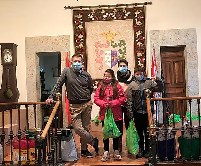 El alcalde y la concejala con dos de los jóvenes.