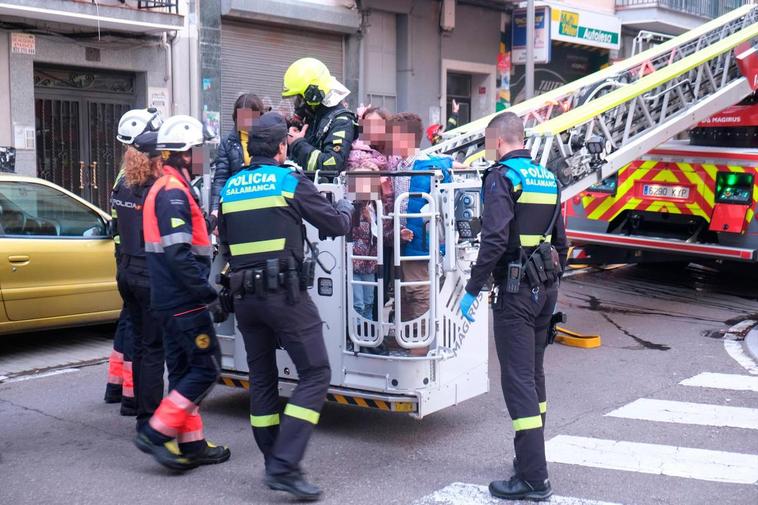 Imagen del rescate de alguno de los niños en el incendio.