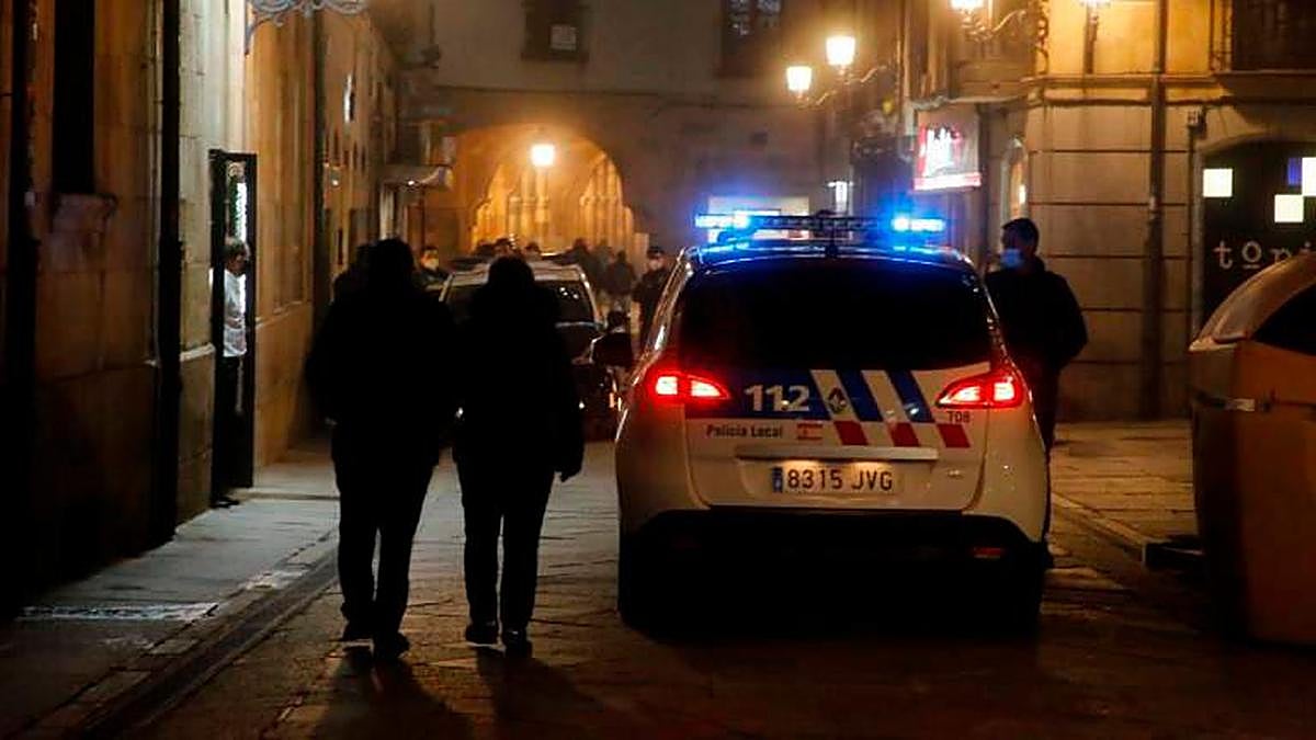 Policía Local patrullando por las calles de Salamanca.