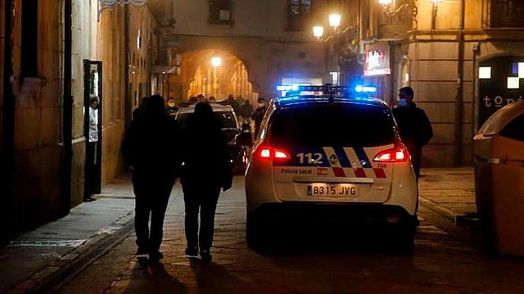 Policía Local patrullando por las calles de Salamanca.