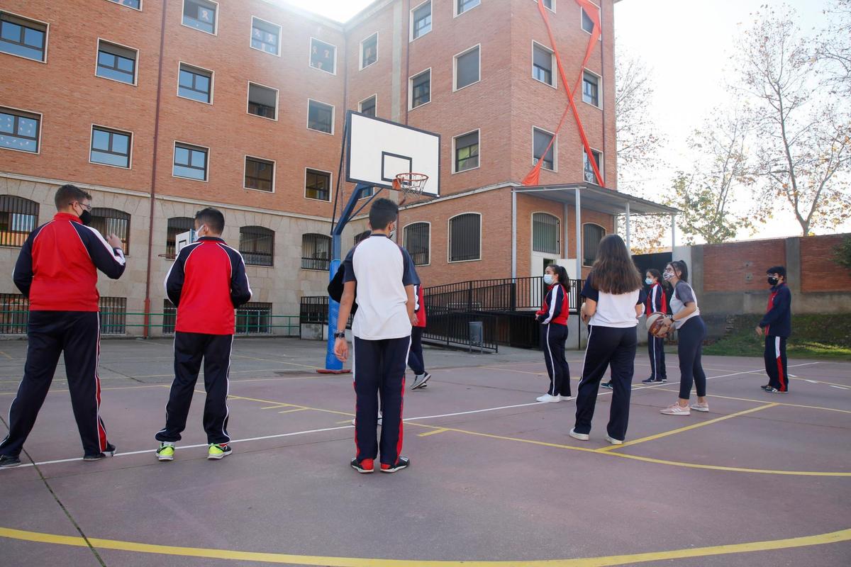 Clase de Educación Física en el colegio Trinitarios.