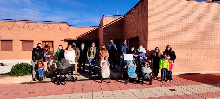 Foto de familia de los beneficiarios de la ayuda.