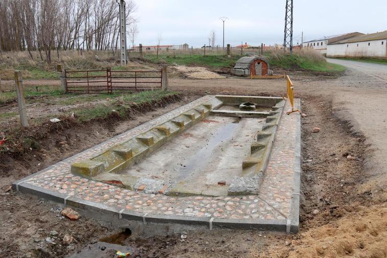 Una de las fuentes junto al antiguo lavadero de piedra de la localidad.