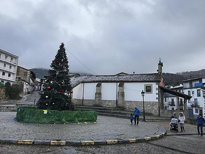 Vista de vecinos de Candelario en la plaza del Humilladero esta semana.