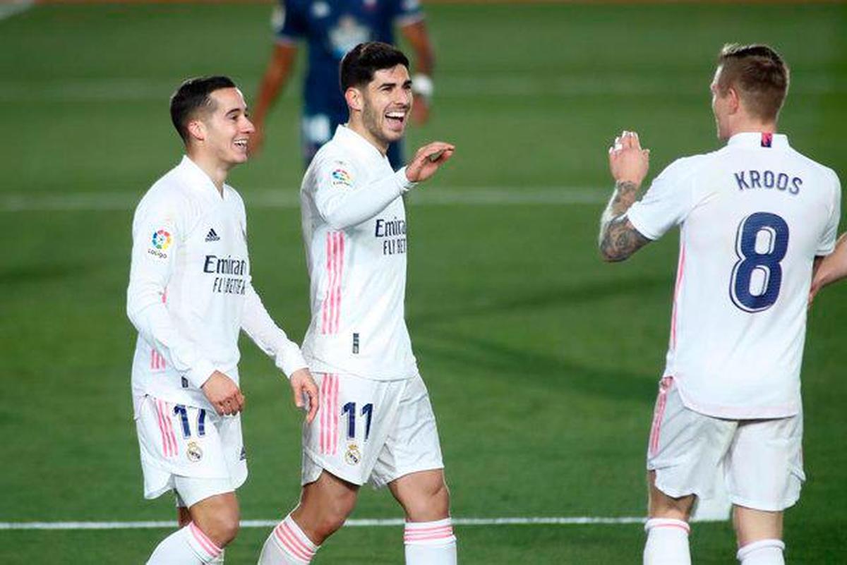 Marco Asensio y Lucas Vázquez celebran el 2-0 ante el Celta junto a Toni Kroos.