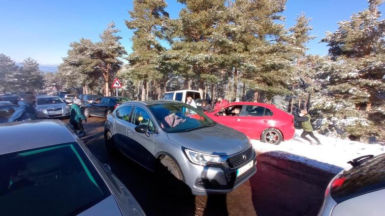 Decenas de coches atascados en la carretera a El Travieso