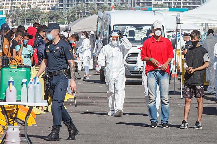 Un policía nacional en el muelle de Arguineguín, en Gran Canaria.