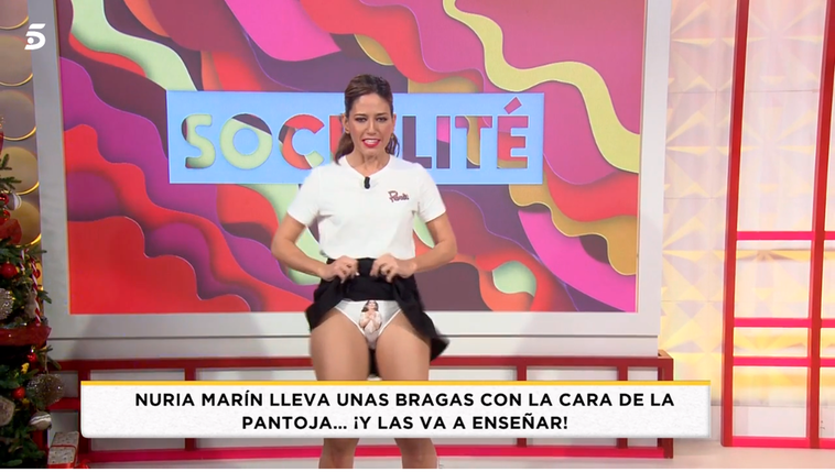 La presentadora Nuria Marín muestra sus bragas de Isabel Pantoja