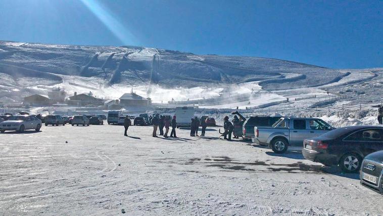 Imagen de La Covatilla este domingo con numerosos coches en el aparcamiento