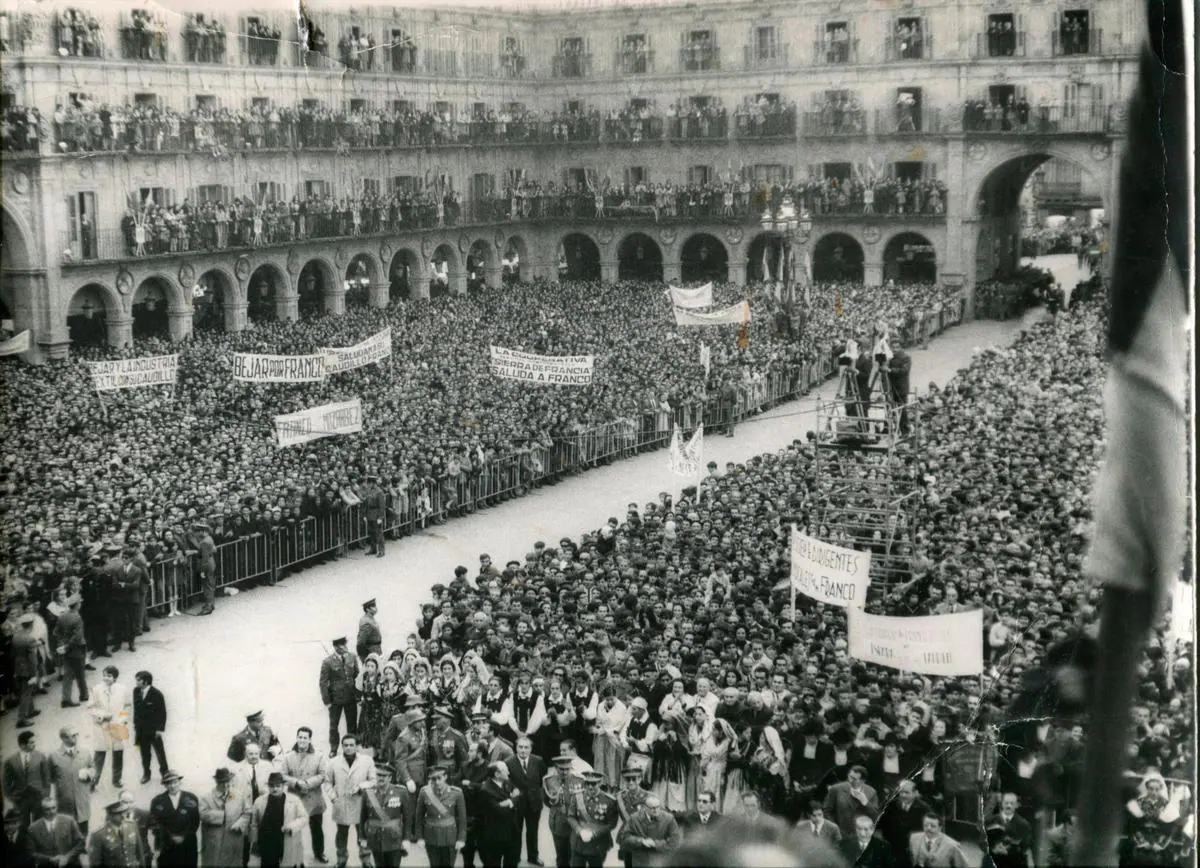 Imagen de la Plaza el 24 de noviembre de 1970, durante un discurso de Franco.