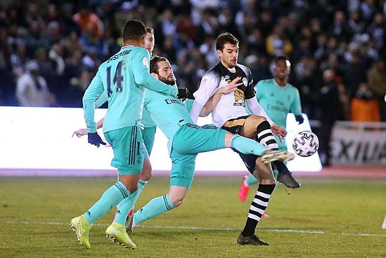 De la Nava pelea por el balón con el madridista Nacho.