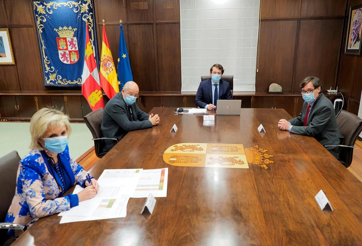 El presidente de la Junta, Alfonso Fernández Mañueco, (al fondo) en una reunión con Casado, Igea y el ministro de Sanidad, Salvador Illa.