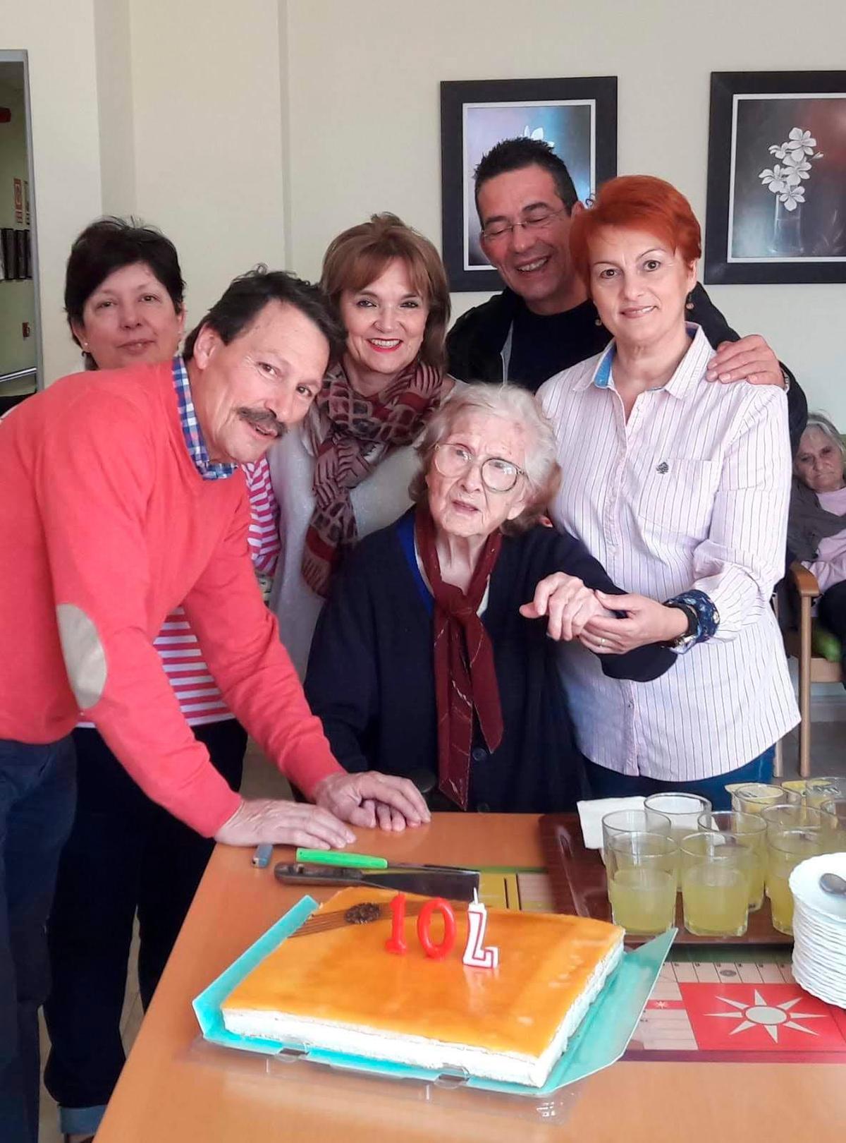 Joaquina Gómez con sus familiares, celebrando su anterior cumpleaños, en la residencia de Calzada de Valdunciel.