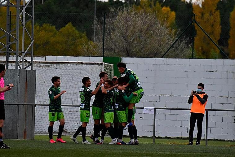 Los jugadores del Guijuelo celebran uno de sus goles en el derbi contra el Salamanca UDS.