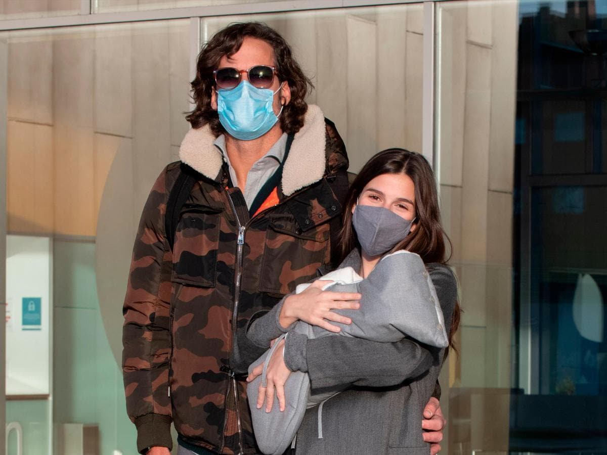 Feliciano López y Sandra Gago posan con su hijo Darío a su salida del hospital.