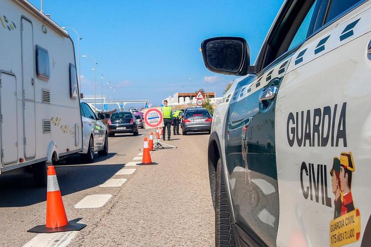 Agentes de la Guardia Civil vigilan durante un control.