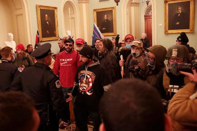 Manifestantes a favor de Trump logran entrar en el Capitolio.