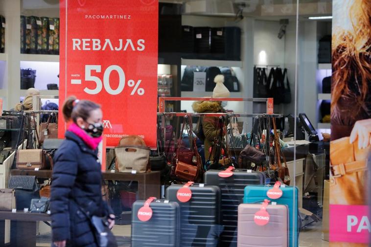 Escaparate con el cartel de descuentos de rebajas en una de las tiendas que ya han adelantado la campaña.