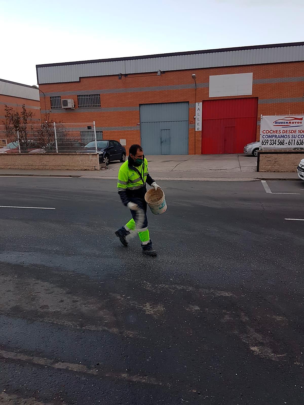 Un operario municipal echa sal marina en la calzada