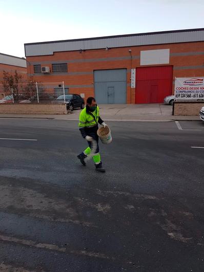 Un operario municipal echa sal marina en la calzada