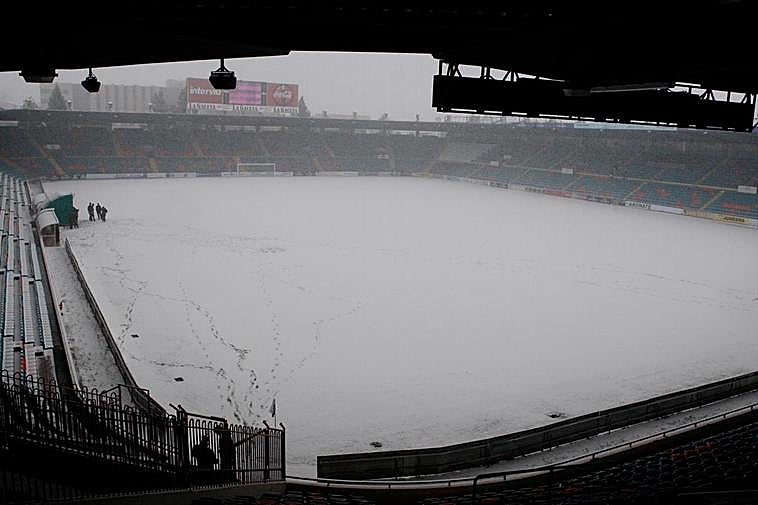 Imagen del Estadio Helmántico nevado.