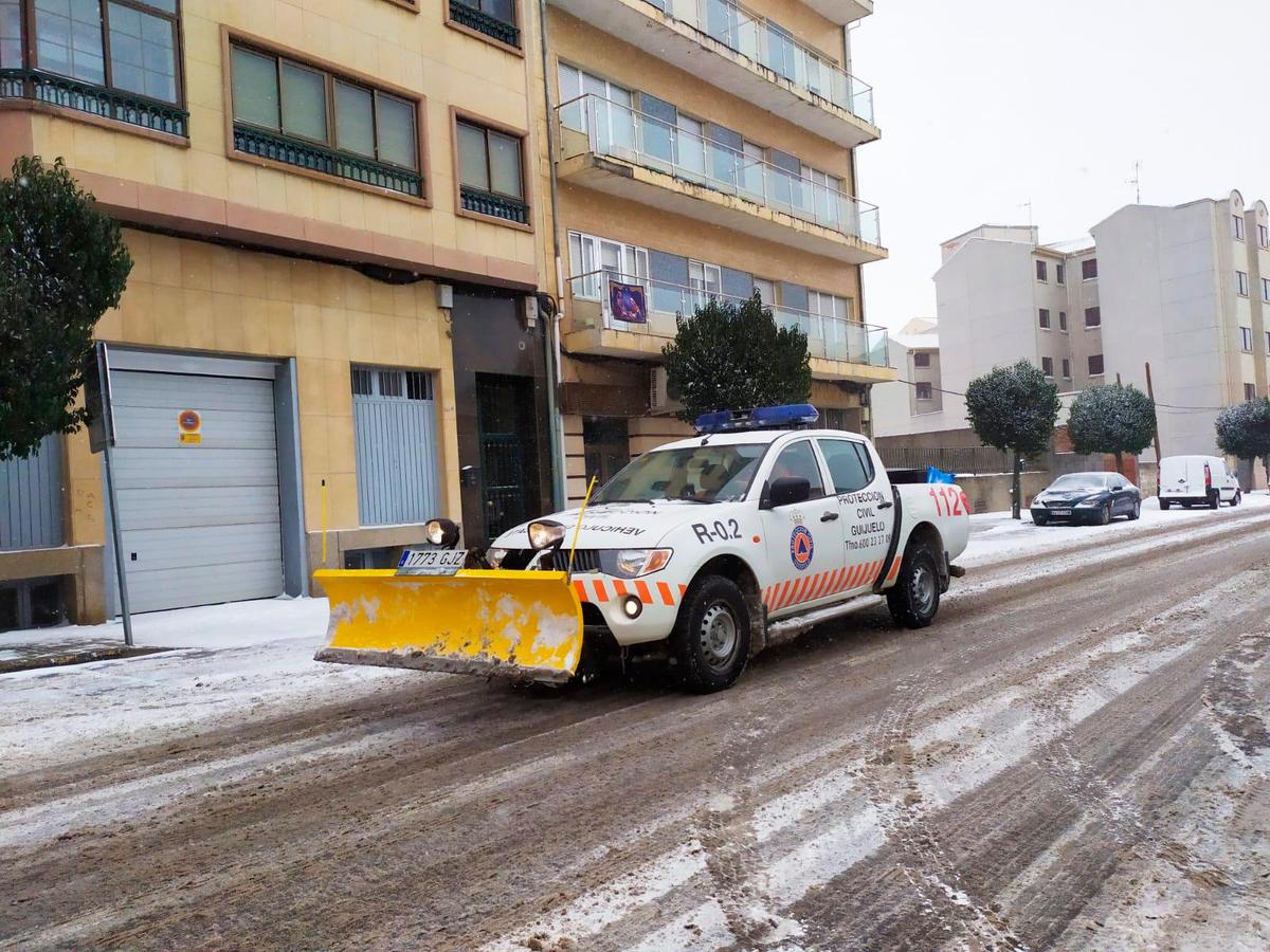 Quitanieves por las calles de Guijuelo.