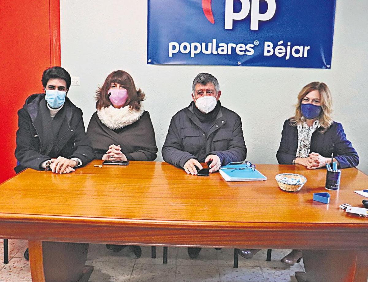 Ángel Orgaz, Olga García, Alejo Riñones y Purificación Pozo, en la sede del PP de Béjar.