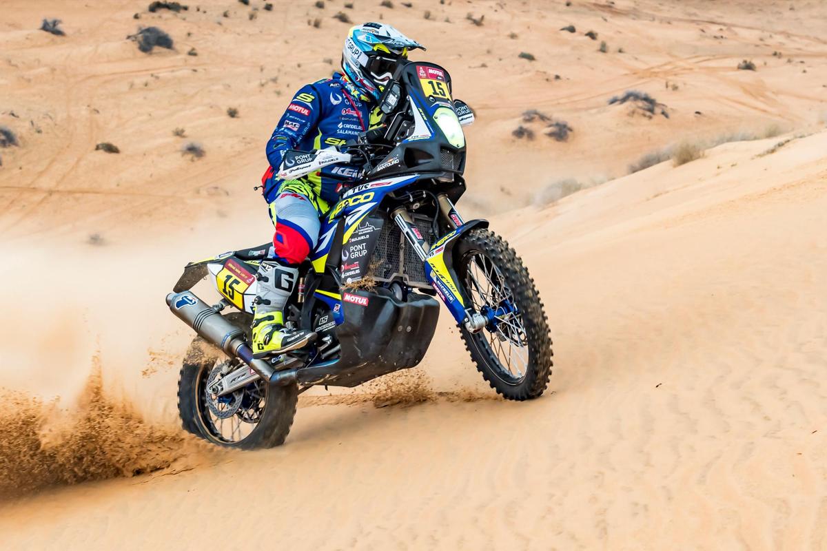 Lorenzo Santolino bregando con la arena este domingo.