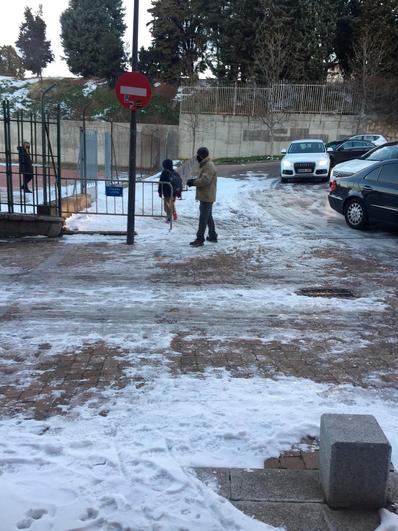 Vuelta a las aulas este lunes en el colegio Campo Charro marcado por la nieve y el hielo.