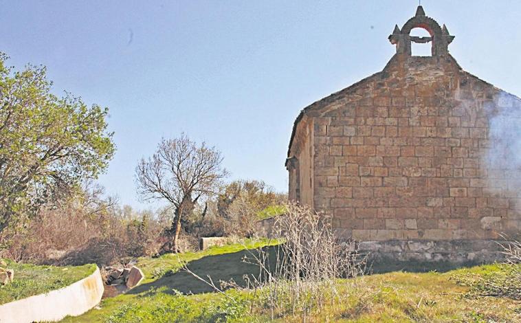 Iglesia del siglo XI que preside Santibáñez del Río, pedanía de Doñinos.