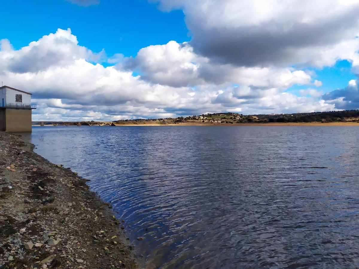 Imagen del pantano de Santa Teresa a la altura de la toma de agua de Guijuelo.