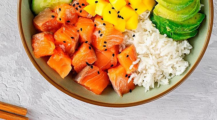 ‘Poke bowl’ de salmón.
