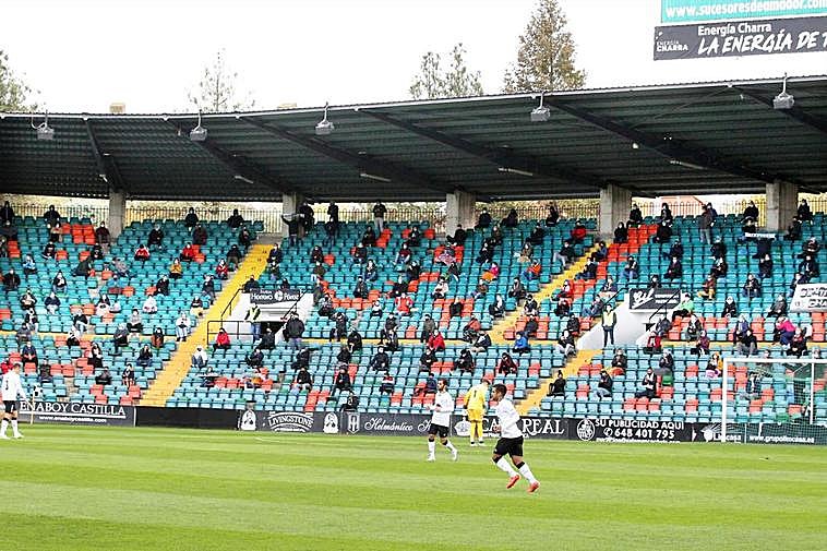 Imagen de un partido en el estadio Helmántico.