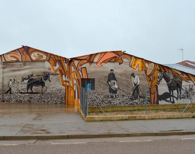 El mural ‘Trabajo y Tierra’, en la entrada del municipio, ha sido elegido como el más bonito por los visitantes.