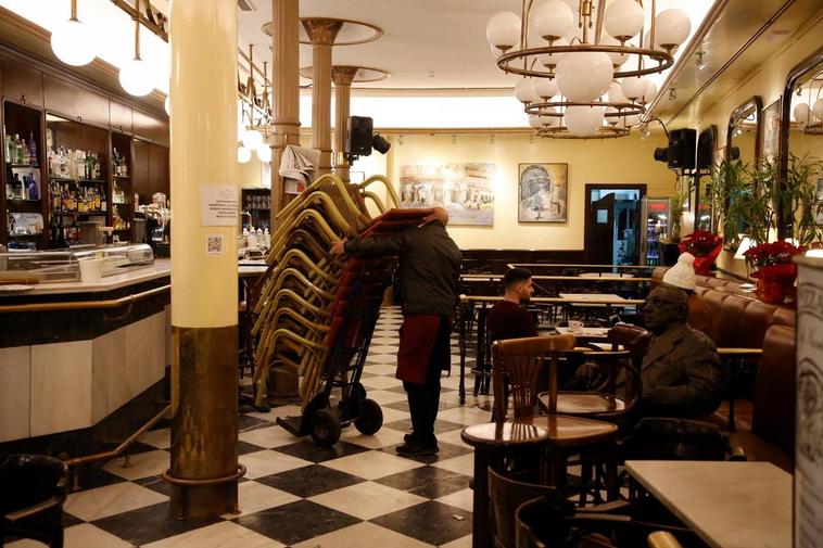 Los últimos clientes de un local de la Plaza apuran su consumición en el interior.