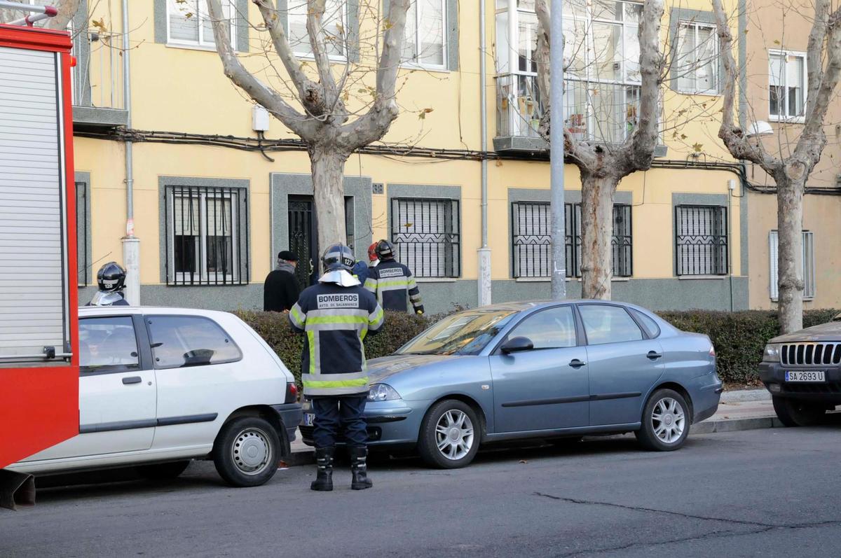 Bomberos en la avenida de Filiberto Villalobos en una actuación anterior.