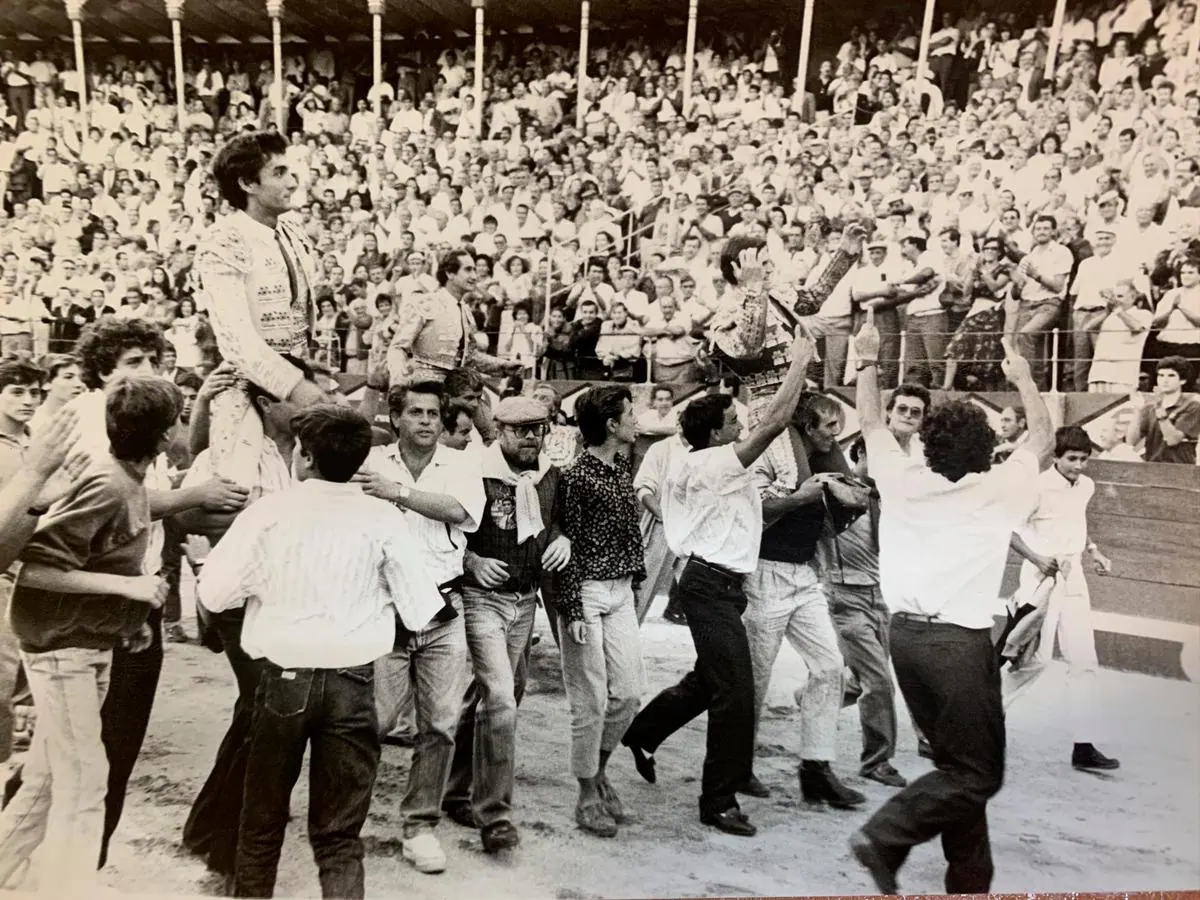 Rafael Camino, Julio Robles y Espartaco, a hombros en la plaza de Salamanca el 18 de septiembre de 1989.