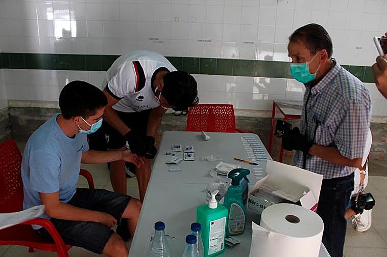 Imagen de test de coronavirus a los jugadores del Guijelo.