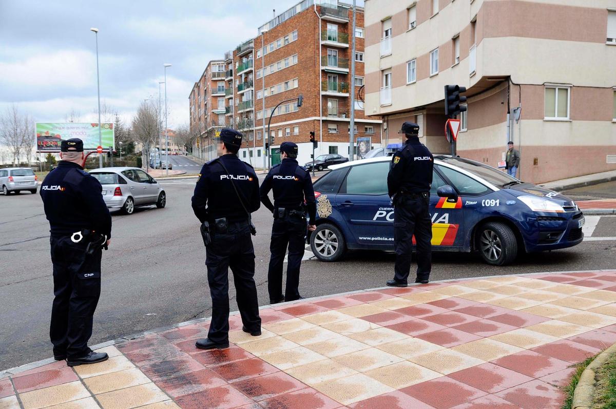 Policía Nacional en otra intervención en la Carrestera de Ledesma.