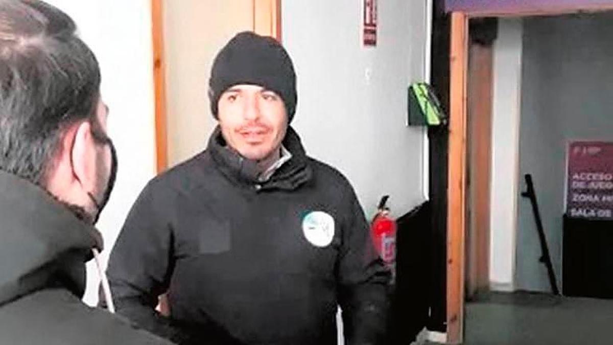 Rafa Dueñas, sin mascarilla, impide el acceso a LA GACETA en el Helmántico.