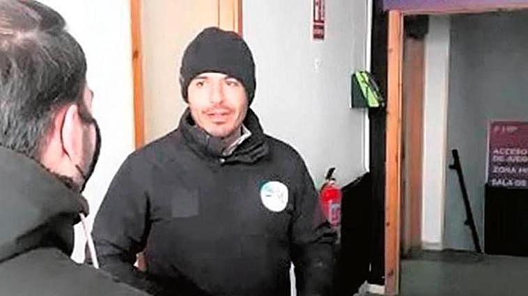 Rafa Dueñas, sin mascarilla, impide el acceso a LA GACETA en el Helmántico.