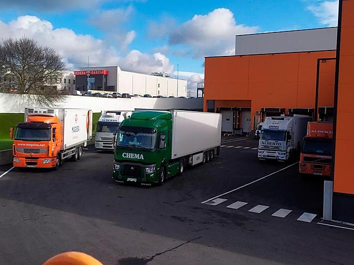 Camiones preparados en los muelles de un matadero de Guijuelo para distribuir el género.