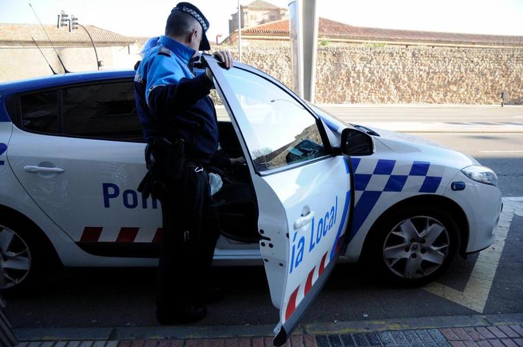 Un agente de la Policía Local en un coche.