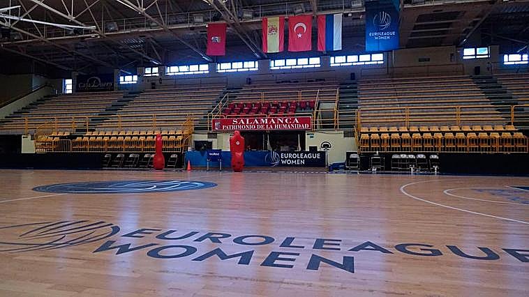 El pabellón de Würzburg, preparado para la burbuja con las banderas de los países de los participantes.