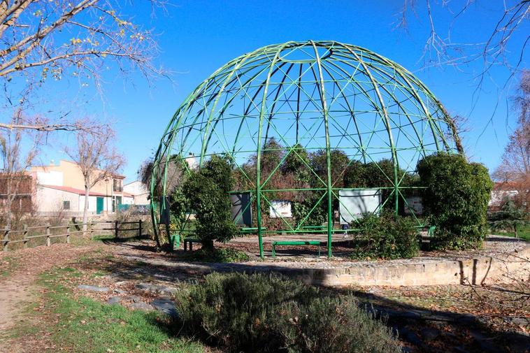 La esfera vegetal, obra de Bodo Rau, es el gran símbolo del parque de Ecología y Cultura que existe en Huerta.