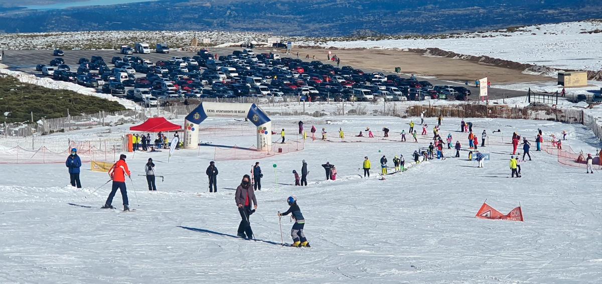 Imagen del domingo de la estación de La Covatilla en Béjar con esquiadores en las pistas de Debutantes.
