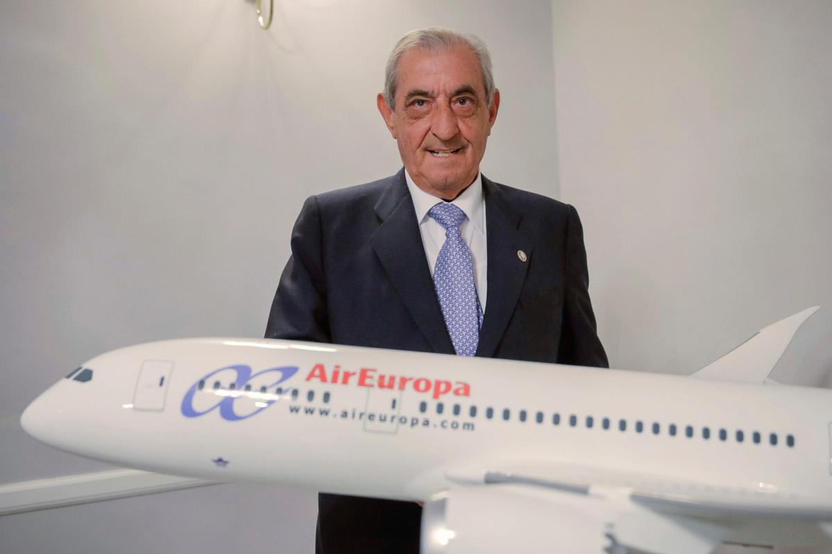 Juan José Hidalgo, ante una maqueta de un avión de Air Europa