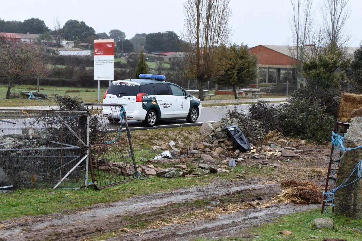 Una patrulla de la Guardia Civil de Tráfico, en el escenario de un accidente en Salamanca.