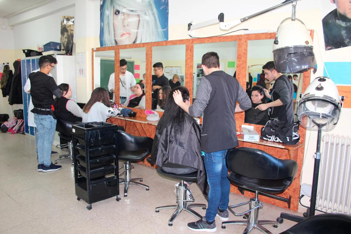 Imagen de archivo de los alumnos del centro Hernández Vera de Santa Marta en una de sus clases de peluquería.