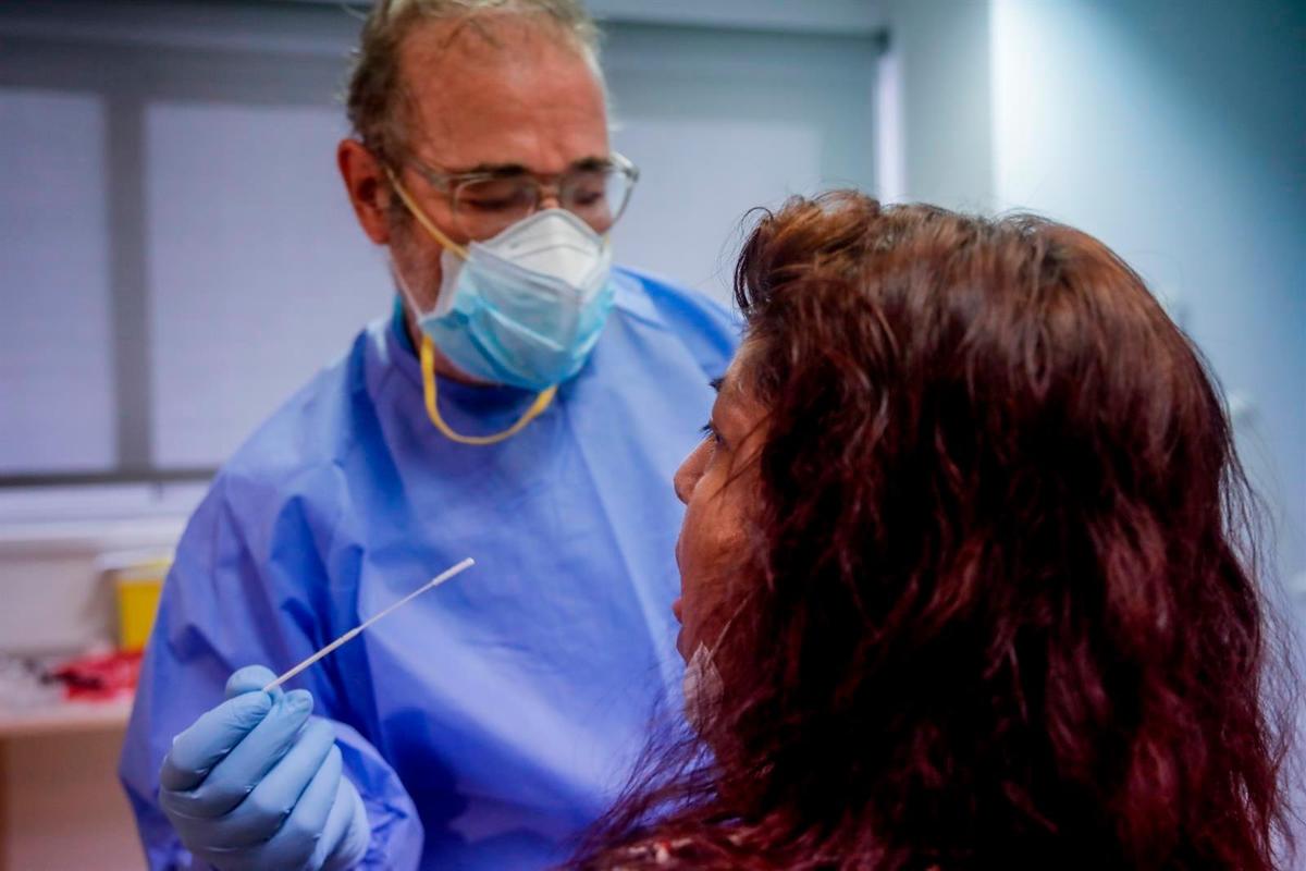 Una mujer, a punto de someterse a una prueba PCR.